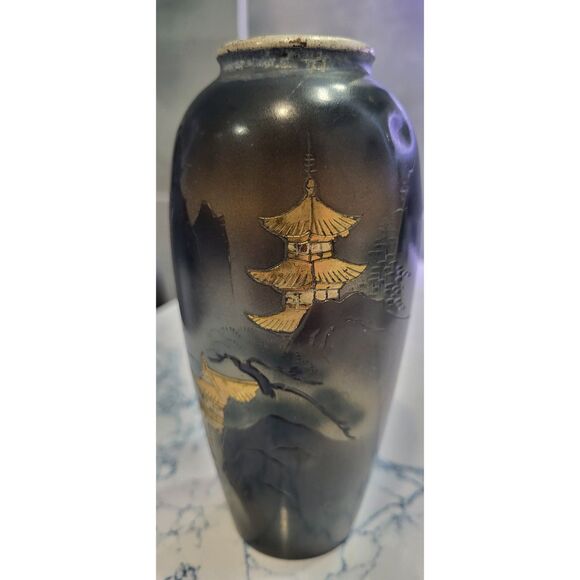 Black and Gold Vase With Asain Motif - Picture 4 of 13
